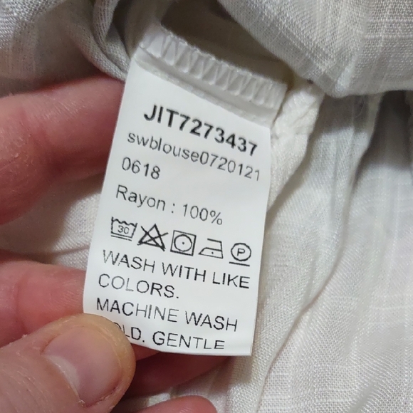 NWOT White Relaxed FLORAL Blouse with Round Collar and 3/4 Sleeves - Picture 3 of 5